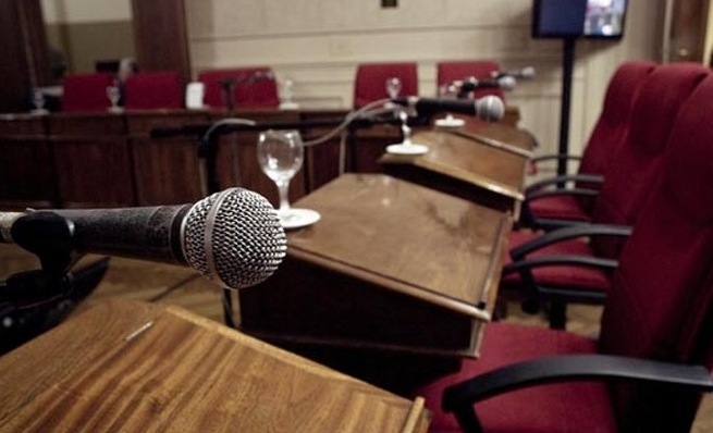 Para que los Intendentes, concejales y consejeros escolares posean domicilio real en el municipio